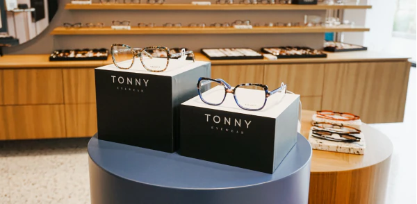 Ekspozytor czarny 1/3 na okulary 10 cm